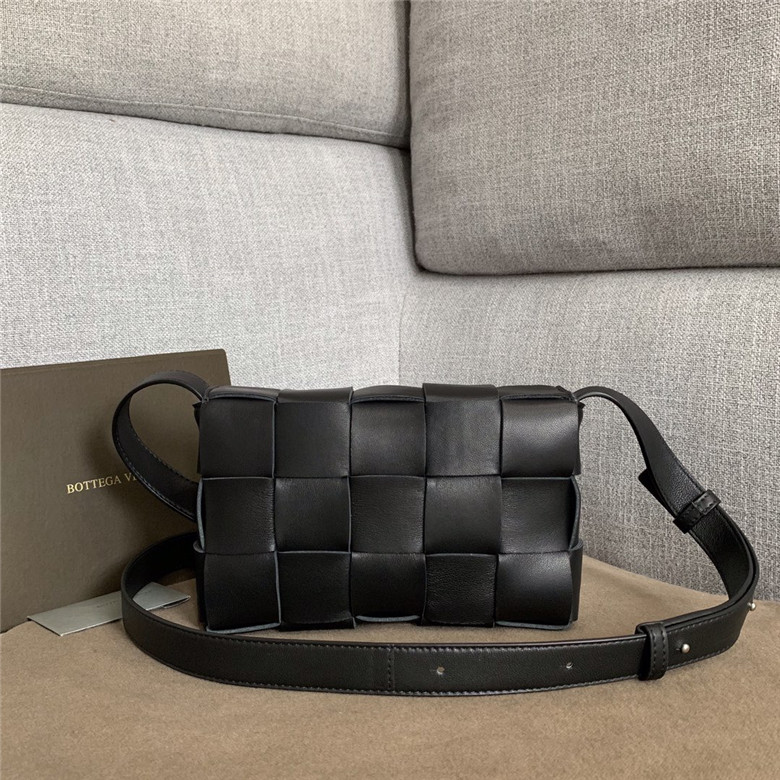 ★(판매완료)★ Bottega Veneta 보테가 베네타 카세트백 미듐 B8199 해외상품 국내배송건