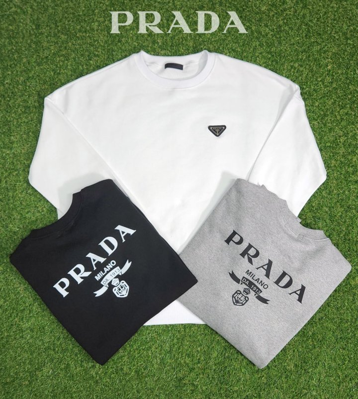 PRADA 프라다 레더플레이트 백 프라다 밀라노 쭈리 맨투맨[세미오버핏]