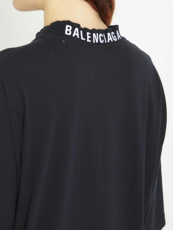 BALENCIAGA 발렌시아가 넥포인트 반팔